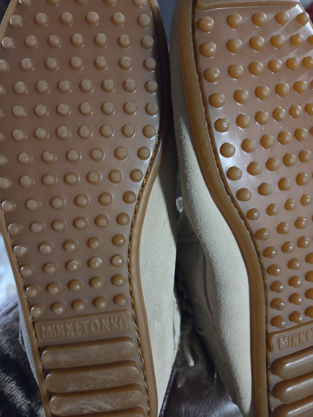 Minnetonka Suede Moccasin Boot in Taupe Size 9 With Spot - Picture 3 of 5